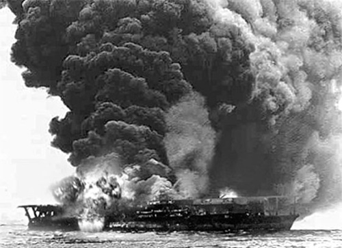 日本帝国の航空母艦「加賀」は、１９４２年６月のミッドウェー海戦で米軍の急降下爆撃機攻撃によって撃沈された。