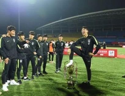 サッカー韓国Ｕ－１８代表がパンダ・カップ優勝トロフィーを足で踏みつけて非難を受けた。（写真＝ウェイボー）