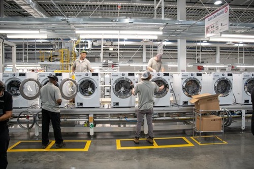 ＬＧエレクトロニクスが３０日、米国に建設する初の生活家電工場をテネシー州に竣工した。ＬＧは同工場で年間１２０万台のプレミアム洗濯機を生産し米国で販売する計画だ。（写真＝ＬＧエレクトロニクス）