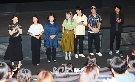 俳優のチャン・ヘジン、チョ・ヨジョン、イ・ジョンウン、パク・ソダム、チェ・ウシク、イ・ソンギュン、ソン・ガンホ（左から）