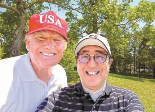ドナルド・トランプ米国大統領が２６日、安倍晋三首相とのゴルフラウンド中に自分撮り写真を撮影した。（写真＝日本首相官邸ツイッター）