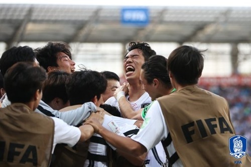 長身のＦＷオ・セフン（中央）が韓日戦得点直後、チームメイトと共に歓呼している。（写真提供＝大韓サッカー協会）