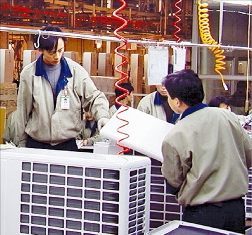 中国・天津にあるＬＧエレクトロニクス家電工場で従業員がエアコンを組み立てている（写真＝ＬＧエレクトロニクス）