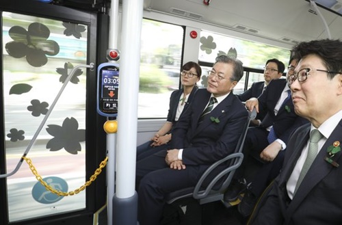 文在寅大統領（中央）が５日午後、慶南昌原コンベンションセンターで開かれた「第２４回環境の日記念式」を終えた後、水素バスに乗って都心型水素ステーションに移動している。（写真＝青瓦台写真記者団）