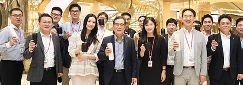 ロッテグループの李元濬流通ＢＵ長（前列左から４人目）が「プラスチック・フリーチャレンジ」キャンペーンに参加した。（写真提供＝ロッテグループ）