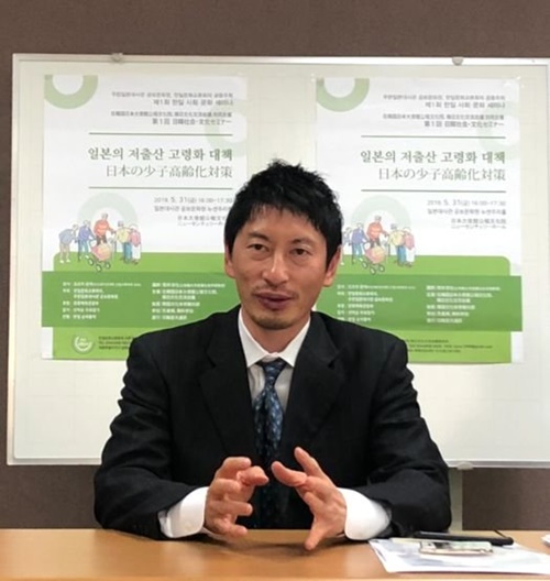 立命館大学産業社会学部の筒井淳也教授が先月３１日、ソウル駐韓日本公報文化院で記者会見を行っている。