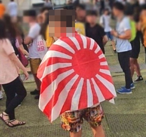 旭日旗に身を包んだ日本人（写真＝徐ギョン徳教授のフェイスブックキャプチャー）