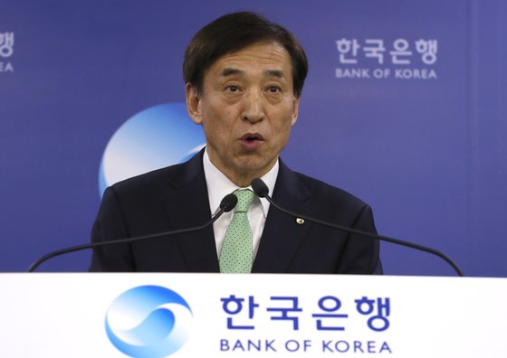 韓国銀行の李柱烈総裁が４月の金融通貨委員会直後に開かれた記者懇談会で金利据え置き決定の背景を説明している。（写真＝中央フォト）