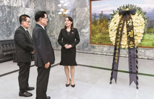 １２日、板門店の統一閣で北朝鮮の金与正労働党第１副部長（左から３人目）が故・李姫鎬（イ・ヒホ）夫人を追慕して送った弔花を鄭義溶国家安保室長（左ら２人目）と朴智元（パク・ジウォン）議員に伝達している。（写真統一部）