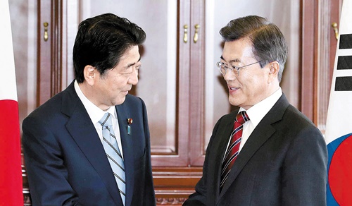 日本の安倍晋三首相（左）と韓国の文在寅大統領（右）