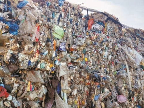 港内の野積場に圧縮されたまま積まれている不法輸出用ゴミ。