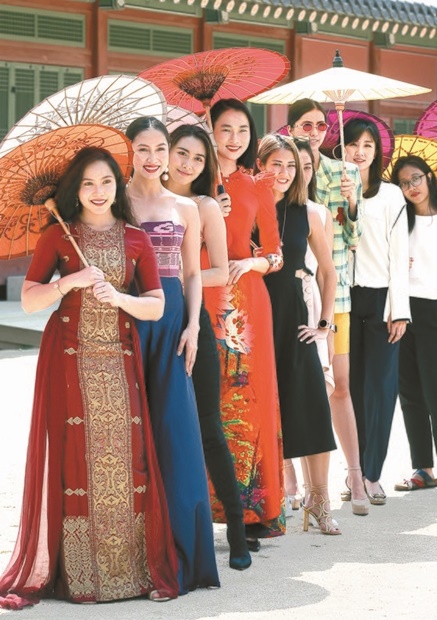 １３日、ソウル中区徳寿宮で、「韓－アセアンファッションフェスティバル」に参加した各国のモデルがポーズを取っている。
