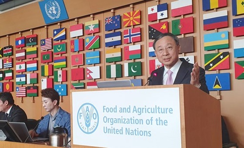 ＫＴの黄昌圭会長が１２日（現地時間）、イタリア・ローマで開かれた国連食糧農業機関（ＦＡＯ）の「デジタル農業革新」カンファレンスで基調演説をしている。（写真＝ＫＴ）
