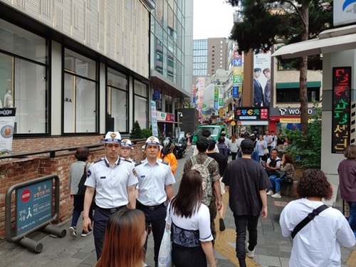 １０日、ソウル観光警察隊所属の警察官が組毎に外国人観光客がよく訪れる明洞一帯をパトロールしている。一般警察の制服よりも明るいイメージでデザインされた。帽子も差別化した。