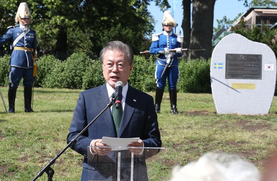 スウェーデンを国賓訪問中の文在寅大統領が１５日午後にストックホルム市内で開かれた韓国戦争参戦記念碑除幕式であいさつしている。（写真＝青瓦台写真記者団）