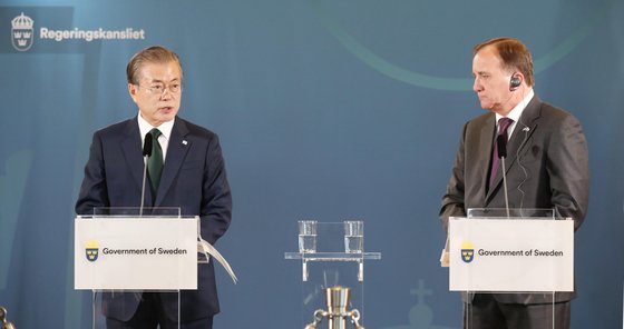 スウェーデンを国賓訪問中の文在寅大統領が１５日にロベーン首相と共同記者会見をしている。