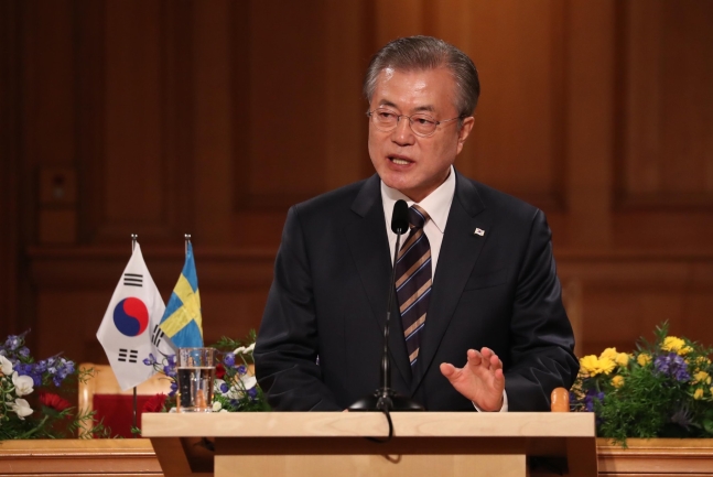 文在寅大統領が１４日（現地時間）、スウェーデン議会で韓半島（朝鮮半島）の平和をテーマに演説をしている。（写真＝青瓦台写真記者団）