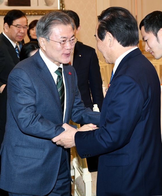 文在寅大統領（左）が昨年１２月１４日午前、青瓦台で額賀福志郎日韓議員連盟会長ら代表団とあいさつしている。（青瓦台写真記者団）