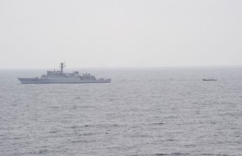 今月１１日、韓国海軍艦艇が東海（トンへ、日本名・日本海）上で漂流していた北朝鮮船舶を見つけて北方境界線に曳航している。（写真＝合同参謀本部）