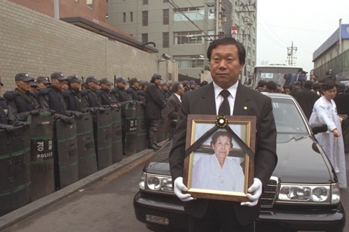 ソウル中学洞（チュンハクトン）日本大使館前から金学順さんの遺影と遺骸が埋葬地へ向かっている。金さんは日本軍慰安婦だったことを初めて証言して日本の公式謝罪と補償要求活動を行い、１９９７年１２月に亡くなった。（写真＝中央フォト）