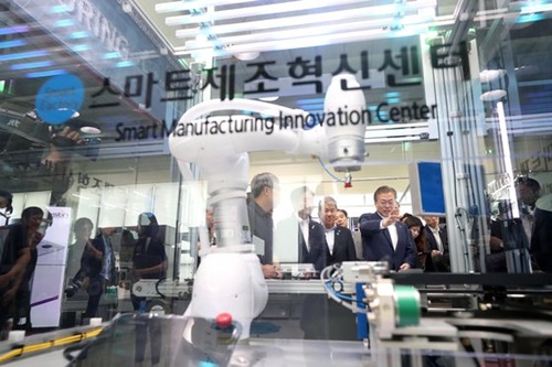 文在寅大統領が１９日に京畿道安山のスマート製造革新センターで開かれた「製造業ルネッサンスビジョン宣言式」に先立ち核心技術の試演を見守っている。（写真＝青瓦台写真記者団）