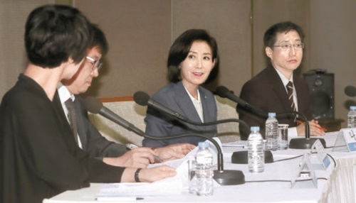 ２０日、ソウル・プレスセンターで開かれた寛勲クラブ討論会に出席した羅卿ウォン自由韓国党院内代表（左から３人目）。