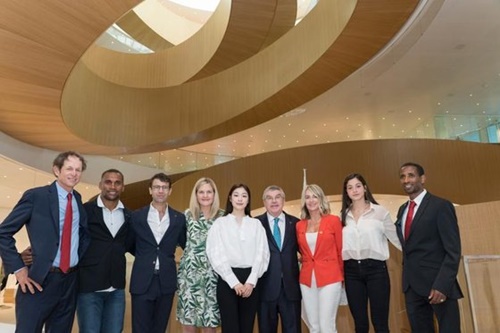 キム・ヨナ（左から５人目）が２３日、スイス・ローザンヌで開かれた国際オリンピック委員会オリンピックハウスの開館式に参加してトーマス・バッハ委員長（左から６人目）らと共にポーズを取っている。（写真提供＝オールザットスポーツ）