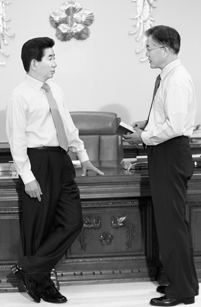 ２００７年、盧武鉉元大統領と当時秘書室長だった文在寅大統領
