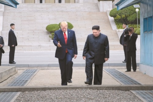 ドナルド・トランプ米大統領と金正恩委員長が３０日、板門店共同警備区域（ＪＳＡ）軍事境界線の北朝鮮側から軍事境界線の韓国側に越えてきている。（写真＝青瓦台写真記者団）