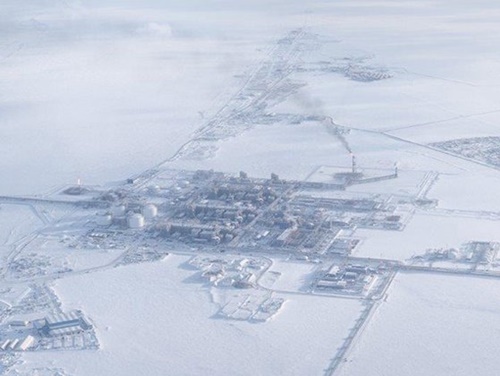 ロシア液化天然ガス（ＬＮＧ）事業者Ｎｏｖａｔｅｋ（ノバテク）がヤマル半島に作った最初の北極ＬＮＧ生産基地「ヤマル基地」。ノバテクは後続事業である「北極ＬＮＧ－２」基地を２０２０年着工する計画だ。（写真提供＝ノバテク）
