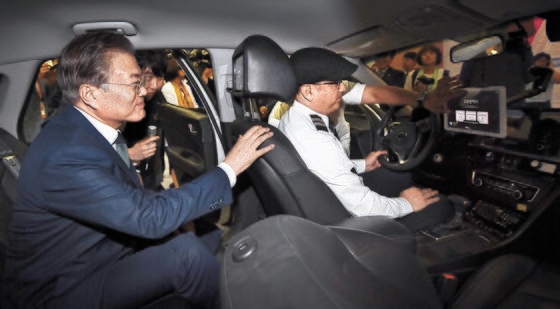聴覚障害者が運転するタクシーサービスを体験する文大統領（青瓦台写真記者団）