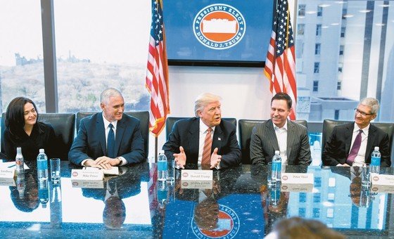 トランプ米大統領（中）が２０１７年１月、大統領選挙で当選した後、ニューヨークで米ＩＴ企業のＣＥＯと会って歓談している。左からシェリル・サンドバーグ・フェイスブックＣＯＯ、マイク・ペンス副大統領、トランプ大統領、ピーター・ティール・ペイパル創業者、ティム・クック・アップルＣＥＯ。（中央フォト）