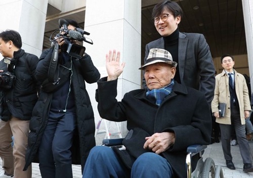 昨年１０月３０日、ソウル瑞草区の大法院で強制徴用被害者であるイ・チュンシクさんが勝訴判決を受けた後に手を振っている。