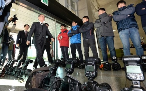 ２０１６年１１月２３日、ソウルの国防部庁舎ロビーで写真記者が国防部の韓日軍事情報包括保護協定（ＧＳＯＭＩＡ）調印式非公開の方針に抗議する次元からカメラを下ろして取材を拒否している。抗議する写真記者の間を長嶺安政駐韓日本大使が調印式場へ向かっている。（写真＝中央フォト）