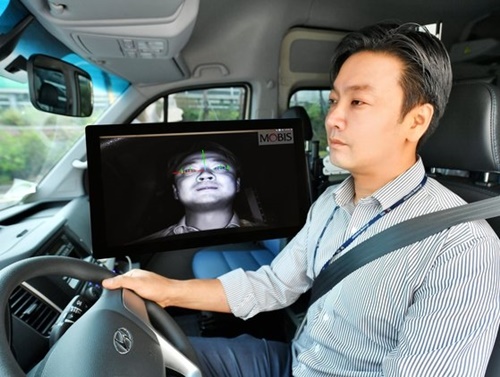 現代モービス研究員が運転者の瞳孔追跡と顔面認識が可能な「運転者不注意警報システム」を商用車に適用してテストしている。（写真提供＝現代モービス）