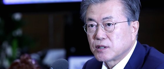 韓国の文在寅大統領が１５日午後、青瓦台で開かれた首席補佐官会議で日本の対韓輸出規制に関連して発言している。（写真＝青瓦台写真記者団）