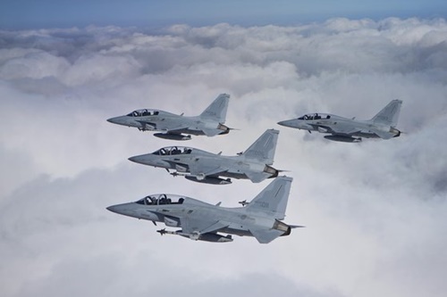 韓国産戦闘機ＦＡ－５０編隊が上空を飛行している。［写真　空軍］