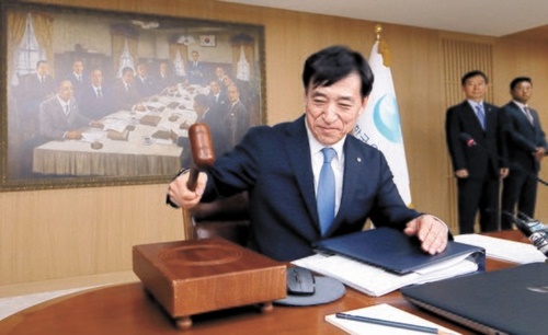 李柱烈（イ・ジュヨル）韓銀総裁が１８日午前、ソウル中区の韓国銀行で開かれた金融通貨委員会本会議に出席し、議事棒をたたいている。