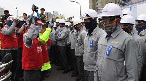 現代重工業の株主総会が開催された５月３１日午前、現代重工業労働組合が占拠するハンマウム会館の前で、会社側と労働組合側が対峙している。　ソン・ポングン記者