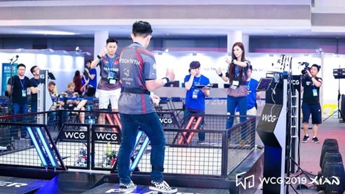１８日から２１日まで中国西安で開催されたＷＣＧ２０１９では、プレーヤーの動きに合わせてロボット同士が戦う「ロボット・ファイティング・チャンピオンシップ」が行われた。［写真　スマイルゲート］