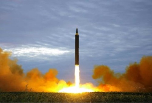 北朝鮮が今年５月４日に江原道元山の虎島（ホド）半島一帯から発射した短距離ミサイル。