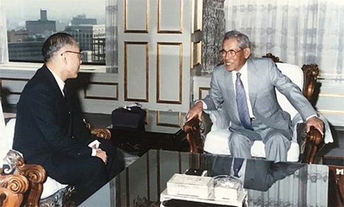 濱田成高博士が韓国を訪れ李秉チョル会長と歓談する場面。写真の裏には１９８６年４月１日と記されている。［写真　濱田成高博士］