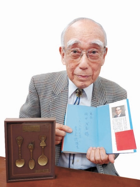 李秉チョル会長は自叙伝にサインして濱田博士に贈った。左側は８８年ソウル五輪の際にサムスンから贈られたティースプーンセット。