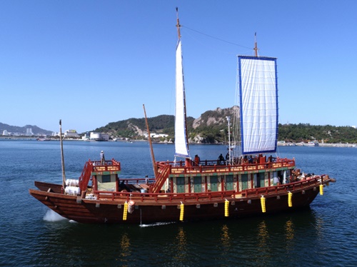 国立海洋文化財研究所が昨年に再現に成功した朝鮮通信使船の復元船。［写真　韓国文化財庁］
