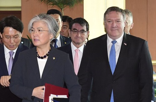 韓国の康京和外交部長官（前列左から２人目）と米国のマイク・ポンペオ国務長官（左から４人目）、日本の河野太郎外相（左から３人目）が昨年６月、ソウル外交部庁舎で開かれた韓日米外相会談のために入場している。キム・ギョンロク記者