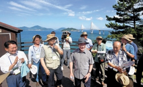 ３０日、慶尚南道巨済市楮島で国民約１００人と島を探訪する行事を行った文在寅大統領が楮島展望台を視察している。［写真　青瓦台写真記者団］