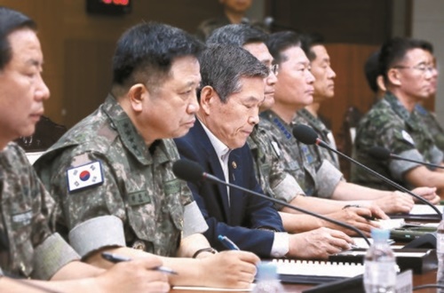 鄭景斗（チョン・ギョンドゥ）国防部長官（左から３人目）