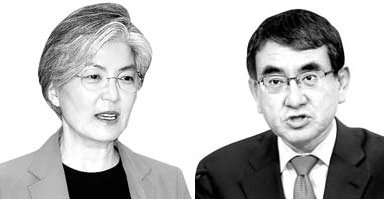 韓国の康京和外交部長官（左）と日本の河野太郎外相（右）