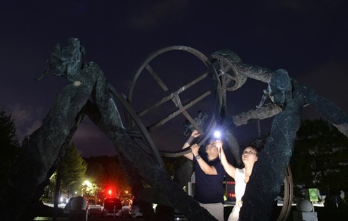 大田の韓国天文研究院本館前には研究陣が復元した朝鮮時代の天文観測機器が展示されている。先月３０日にキム・サンヒョク古天文研究センター長が研究員とともに簡儀に上った。
