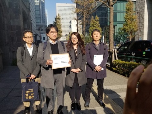 徴用判決原告側代理人が昨年１２月、東京新日鉄住金本社を訪問して「賠償に向けた協議に応じよ」という要請書を伝えた。